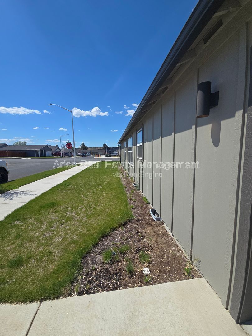 Beautiful, light-filled 3-bedroom, 2-bath home property image