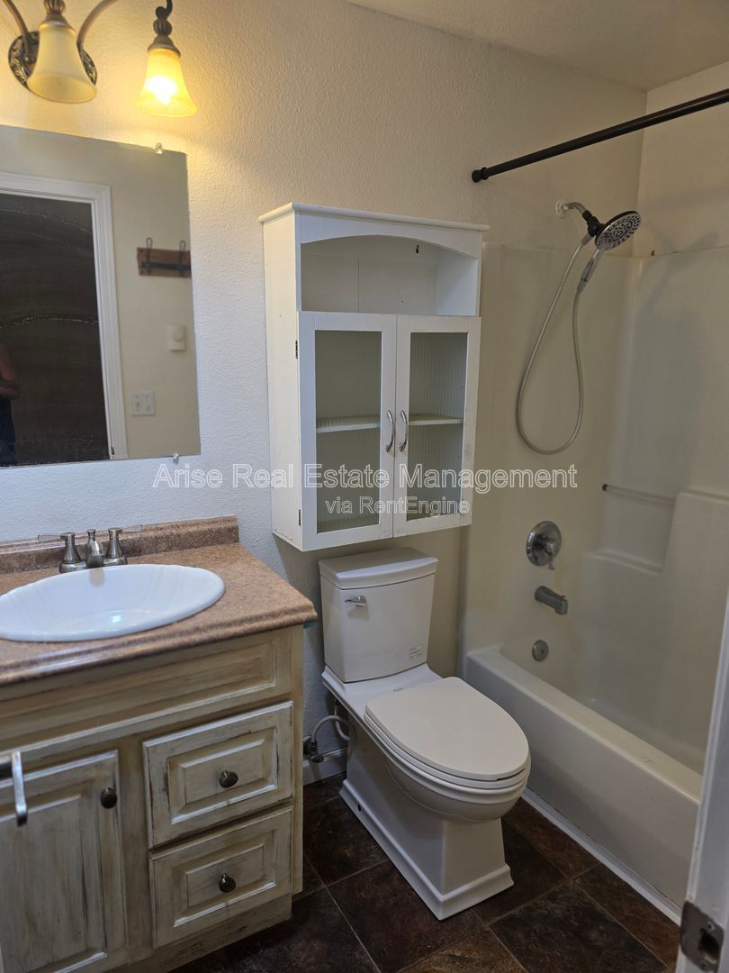 3 Beds, 2 Baths, Fenced Backyard property image