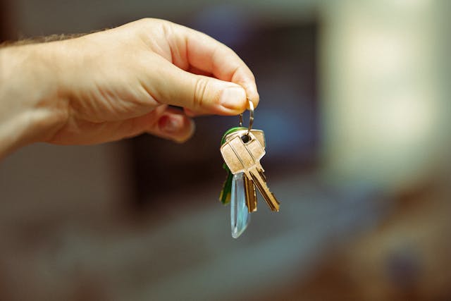 hand holding keys